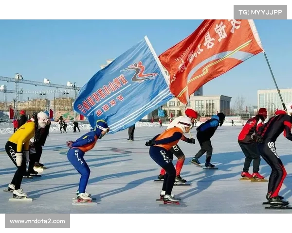 长春雪地球赛场小将压低重心滑行传射，挡板围合赛制兼顾安全与竞技性